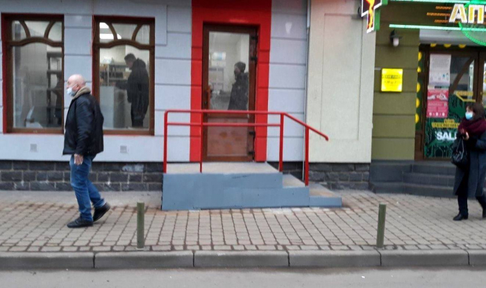 В Ужгороді муніципали склали два протоколи за самовільно встановлені металеві сходи
