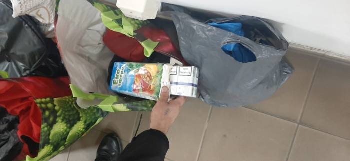 У ковдрі, каві та упаковці з-під соку: як "переправляють" цигаркову контрабанду на Закарпатті