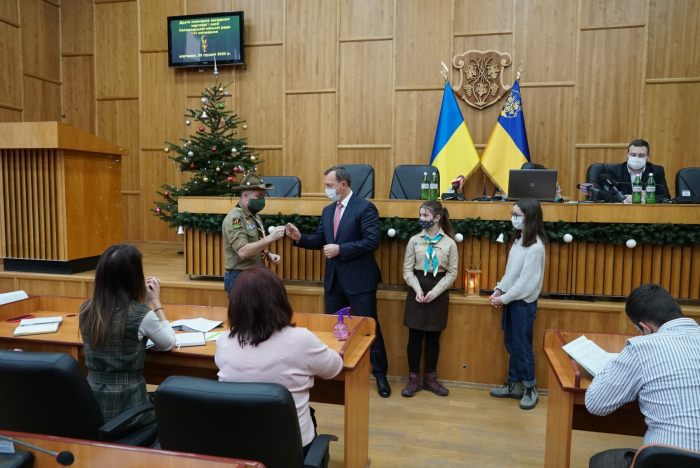 В Ужгородській міськраді пластуни урочисто передали Вифлеємський вогонь (ФОТО)