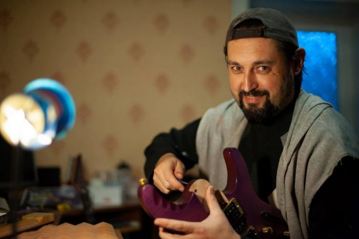 Митець гітари. Закарпатець розповів про реставраційно-художню роботу з музичними інструментами