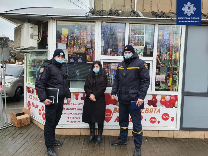 Поліція перевіряє місця торгівлі піротехнічних виробів на Закарпатті