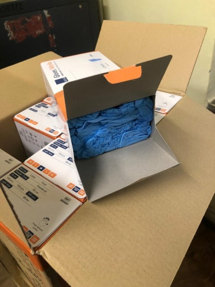 На кордоні в Закарпатті у водія вилучили 88 тисяч медичних рукавичок