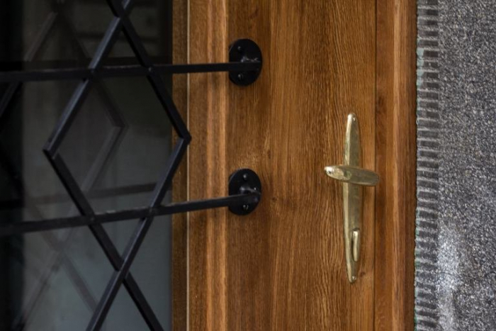 Старі-нові двері: в Ужгороді на будівлі в модерному стилі відновили історичні двері (ФОТО)