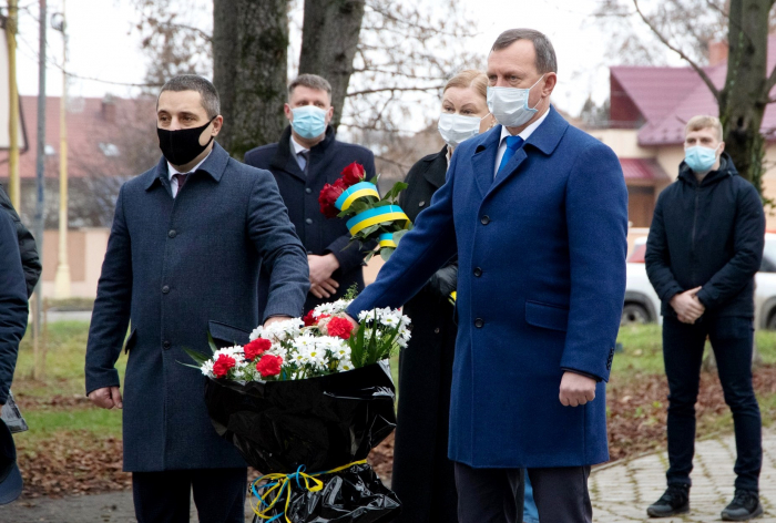 В Ужгороді відбулось покладання квітів до пам'ятника учасникам ліквідації наслідків аварії на ЧАЕС