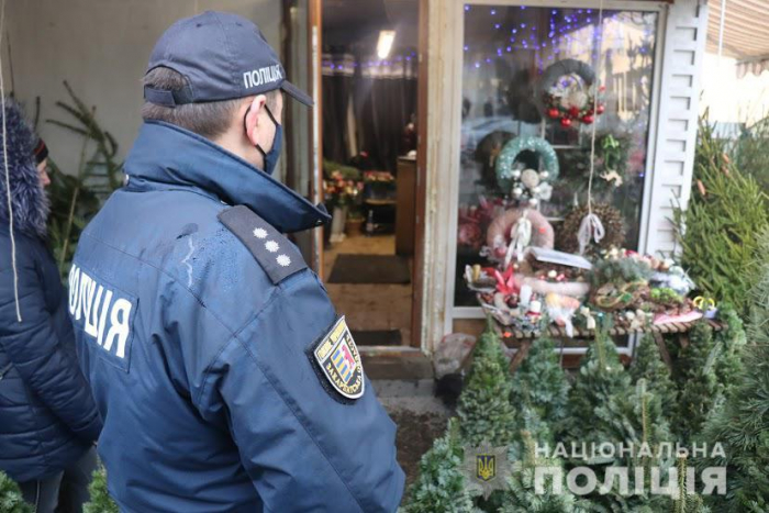 На Закарпатті поліцейські перевіряють ялинкові ринки