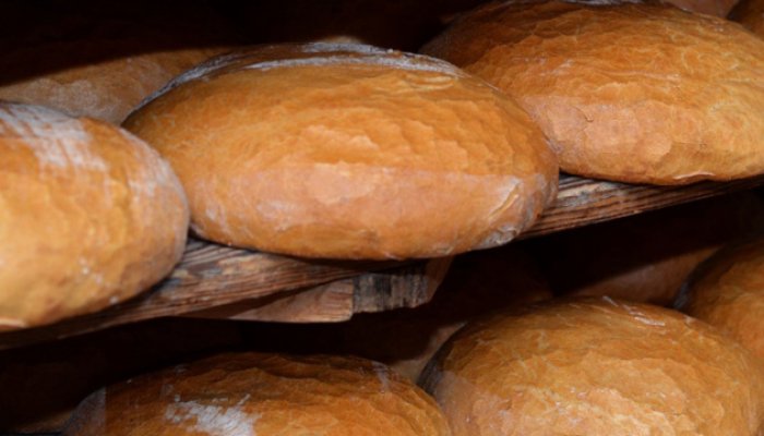 Ручної роботи і тільки на букових дровах: за таким хлібом в Закарпатті стають в чергу