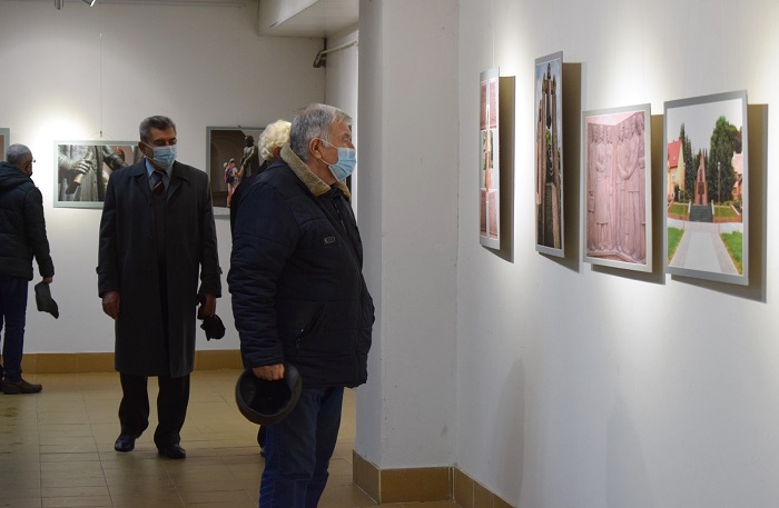 В Ужгороді – виставка до ювілею скульптора Василя Олашина