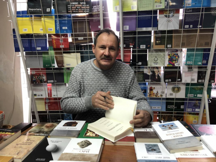 Мирослав Дочинець за прилавком: «Добре, коли є живий приклад у сім’ї, де книга завжди на почесному місці»