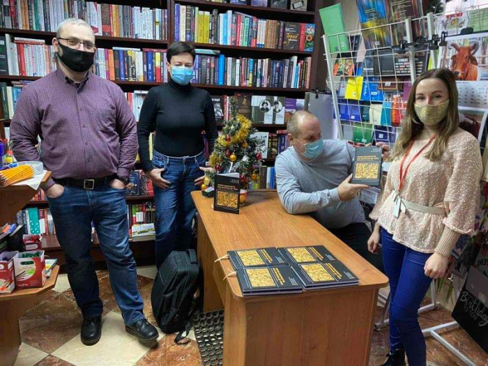 Про замки Закарпаття за прилавком книгарні розповіли науковці-історики УжНУ