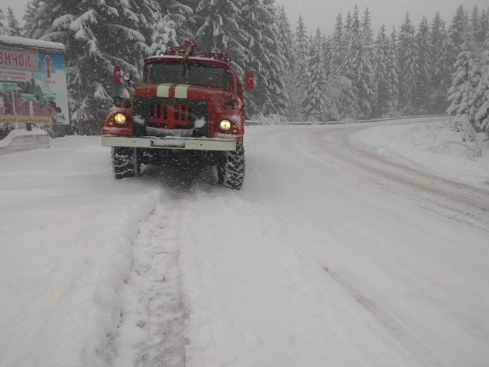 Рятувальники допомагають закарпатцям ліквідовувати наслідки негоди