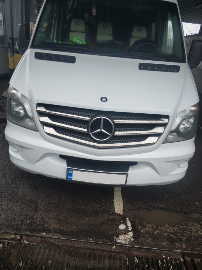 На кордоні в Закарпатті в українця вилучили двигун до моторної лодки та мопед «Kawasaki»