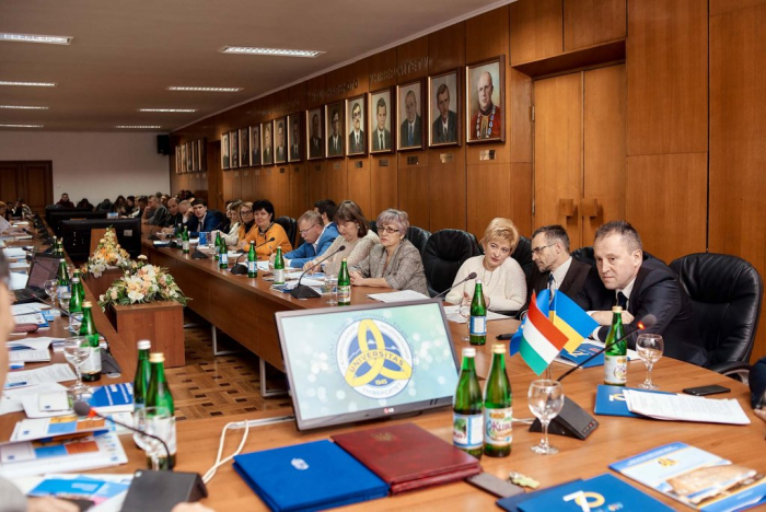 Питання розвитку транскордонного співробітництва обговорили на представницькому круглому столі в УжНУ