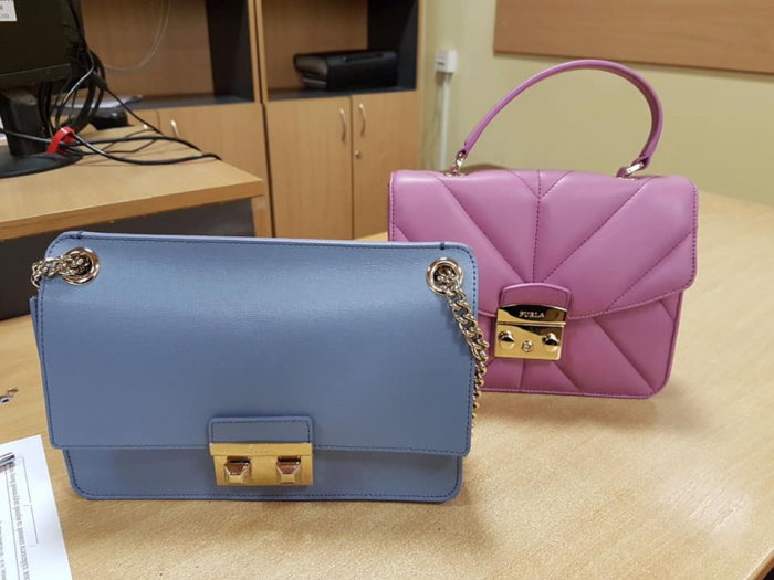 На Закарпатті митники вилучили в пасажира автобуса 162 кг сумок, гаманців, взуття та одягу