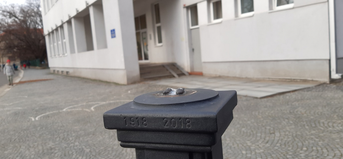 Мінус один: Вандали в Ужгороді знищили міні-скульптурку (ФОТОФАКТ)