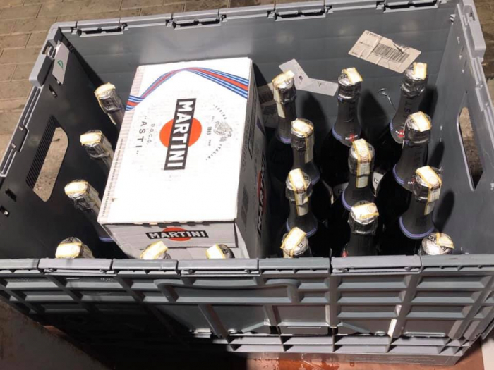 Свята не буде? Митники на Закарпатті вилучили 18 літрів ігристого та 12 кг кіндерів з Італії