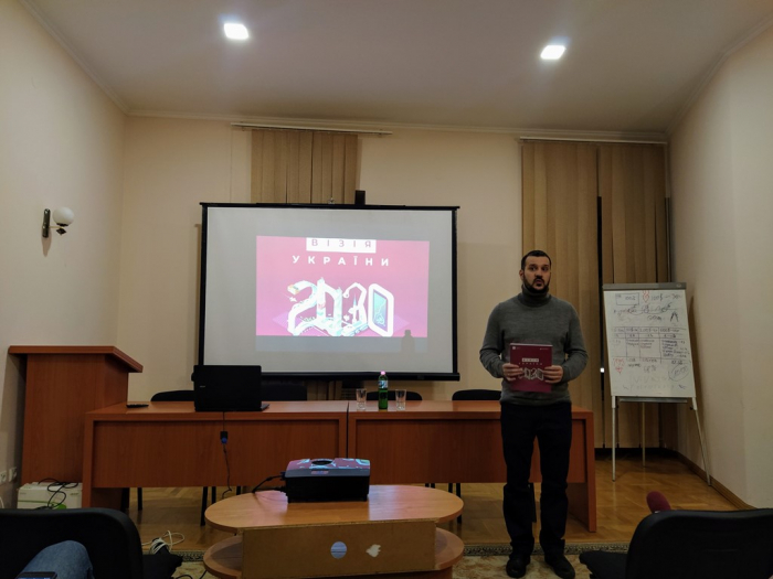Як слід жити Україні найближчі пів століття? Книгу-інструкцію презентували закарпатцям