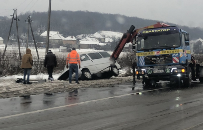 Внаслідок ДТП на Ужгородщині автівка опинилась у кюветі
