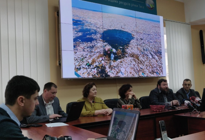 Закарпатцям розповіли про дослідження бактерій, які, ймовірно, переробляють пластик

