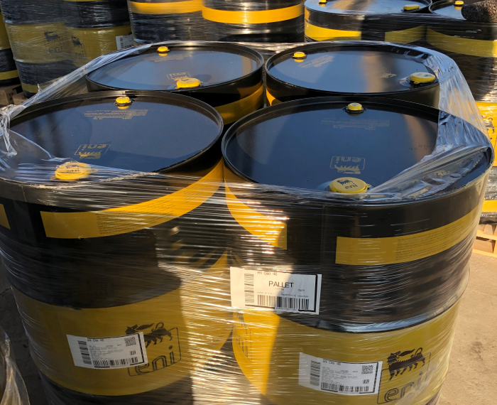 Закарпатські митники вилучили 720 літрів мастила з Італії