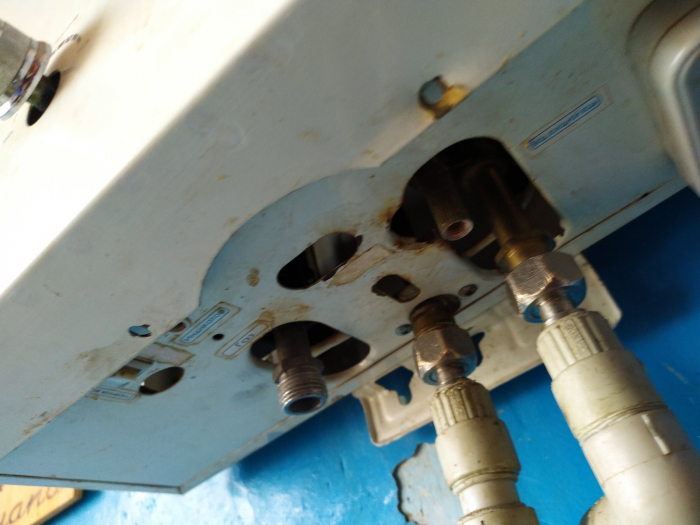 Переплутав отвори: у Берегові чоловік під’єднав водопровідну трубу до газової в багатоповерхівці