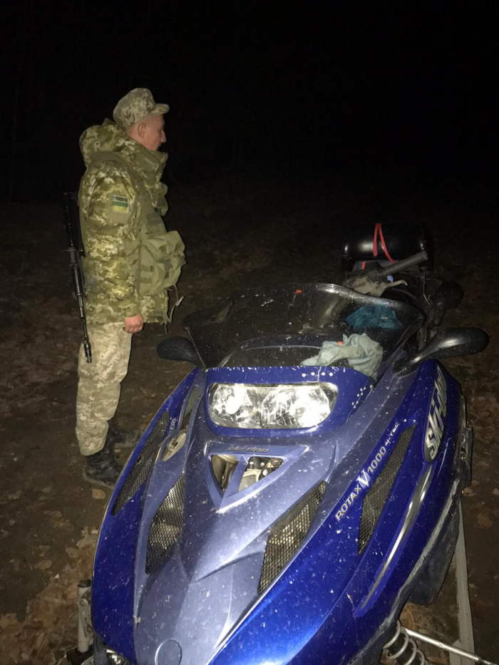 На Закарпатті контрабандисти як тільки не примудряються переправляти цигарки за кордон (ФОТО)