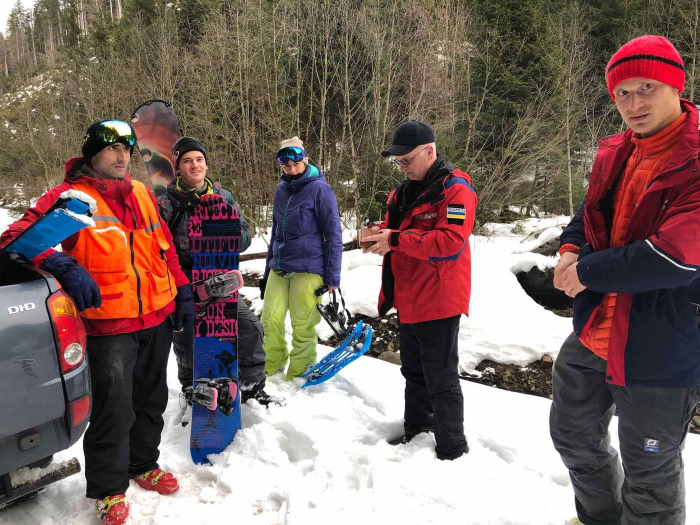 Туристи продовжують блукати в горах Закарпаття