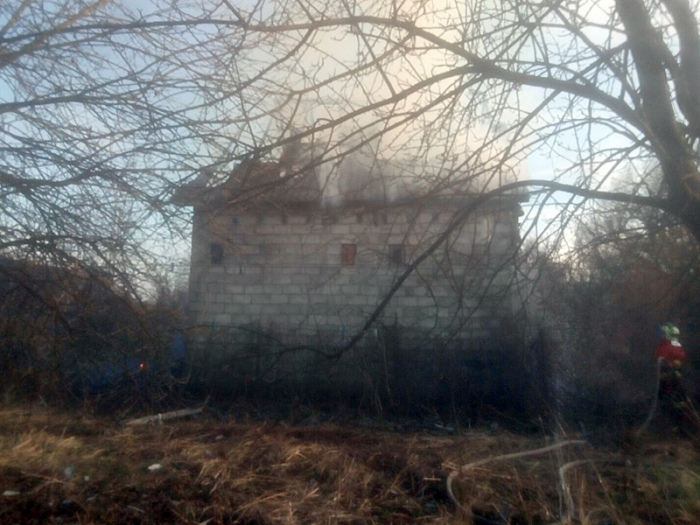 У Малому Березному внаслідок спалювання сухої трави загорівся будинок