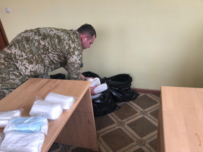 Нова "мода" на контрабанду: на Закарпатті біля кордону виявили пакунки з медичними масками