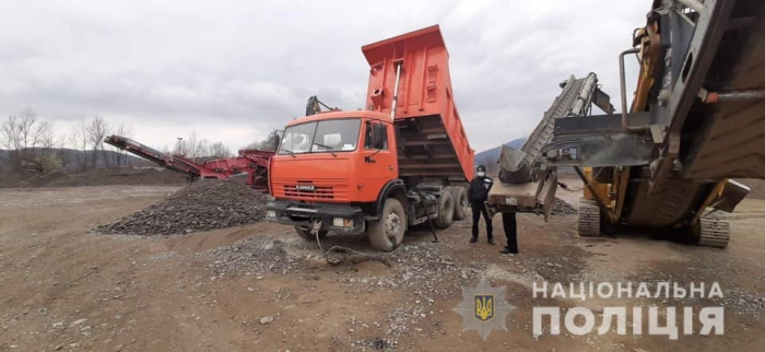 Хустщина: поліція взялася за перевірку законності добування з Тиси піщано-гравійної суміші
