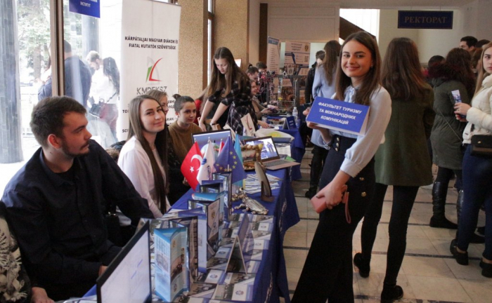 Близько 400 учнів ознайомились з УжНУ під час «Дня відкритих дверей»