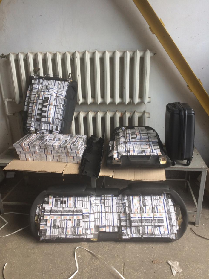 Дипломата з "нафаршированою" цигарками автівкою затримано на кордоні в Закарпатті