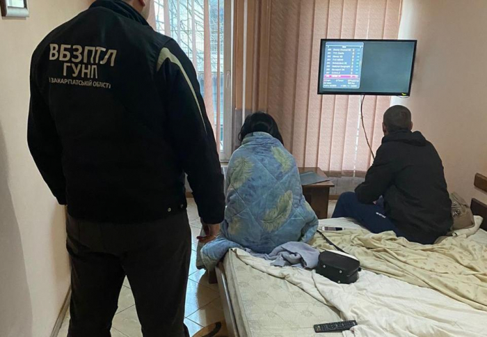 Про карантин не чули? В одному з готелів Ужгорода копи викрили звідника і неповнолітню дівчину