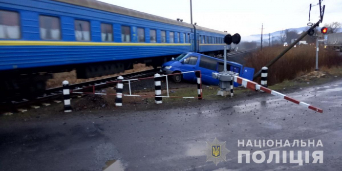 ДТП на залізничному переїзді на Хустщині – 5 людей в лікарні