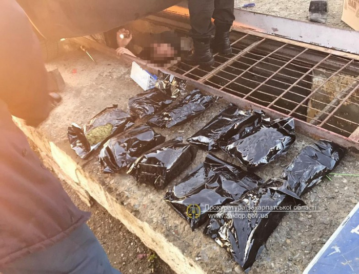 Вирішується доля німця, який контрабандою через Закарпаття віз до ЄС більше 2 кг марихуани