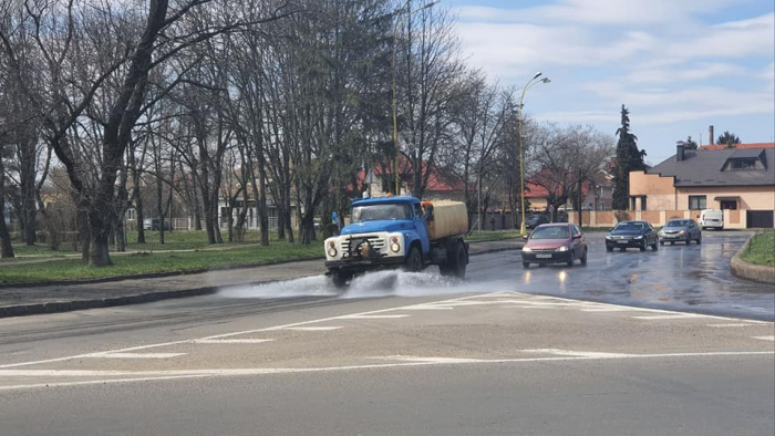 В Ужгороді дезінфікуючим розчином поливають дороги та пішохідні зони