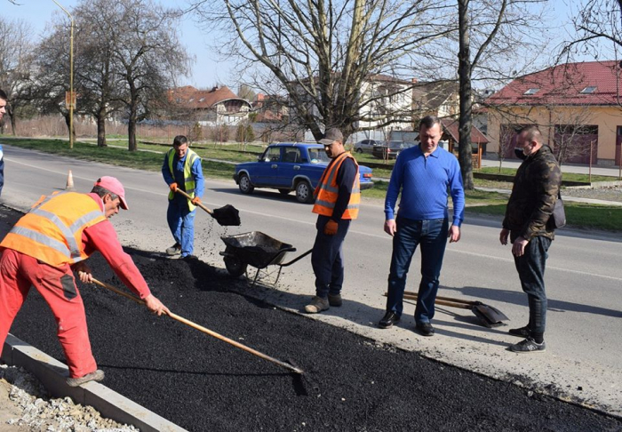 В Ужгороді на вулиці Бобяка асфальтують розворотний майданчик (ФОТО)