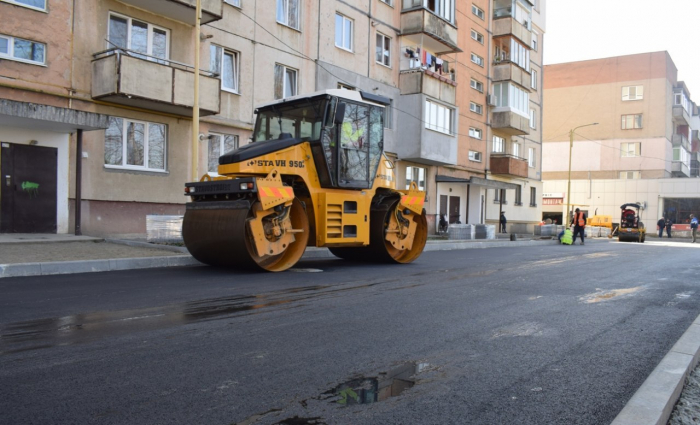 Завершується асфальтування внутрішньоквартальної території на вулиці Капушанській 