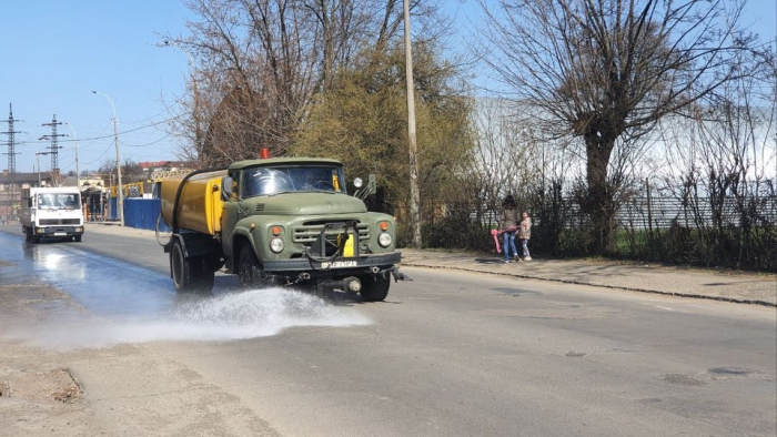 В Ужгороді продовжують дезінфекцію місць загального користування