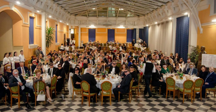 Джаз, ретрокостюми, вишуканість: у Берегові відбувся благодійний карнавал (ФОТО)