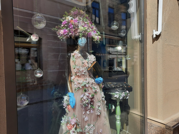 Карантинний Ужгород: Більшість із масками на підборіддях, прогулянки тривають (ФОТО)