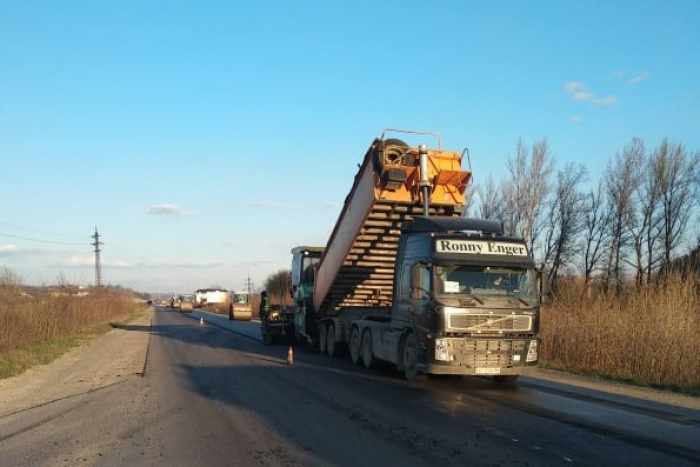 На об'їзді Хуста тривають будівництво та ремонти доріг