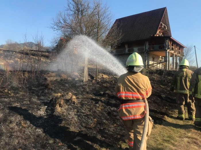 Чергова пожежа сухої рослинності, й знову знищене майно закарпатців