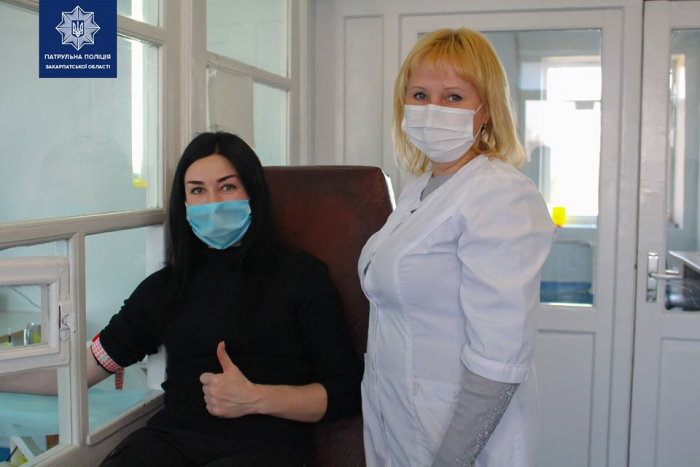 Здай кров — врятуй життя! Закарпатські патрульні долучилися до донорства