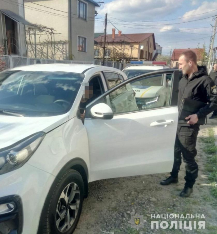 Поліцейські Хустщини вилучили у водія позашляховика марихуану, яку той приховав у роті