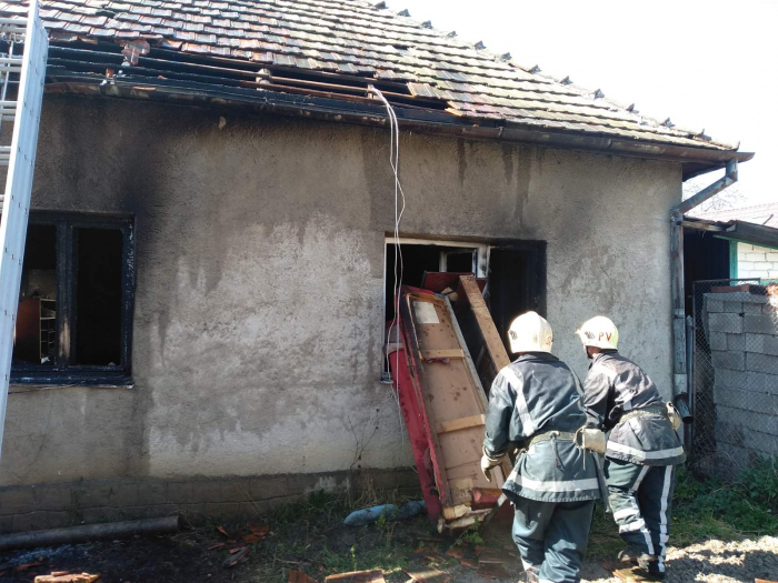Берегівчанина, який отруївся на пожежі чадним газом, врятували від загибелі вогнеборці