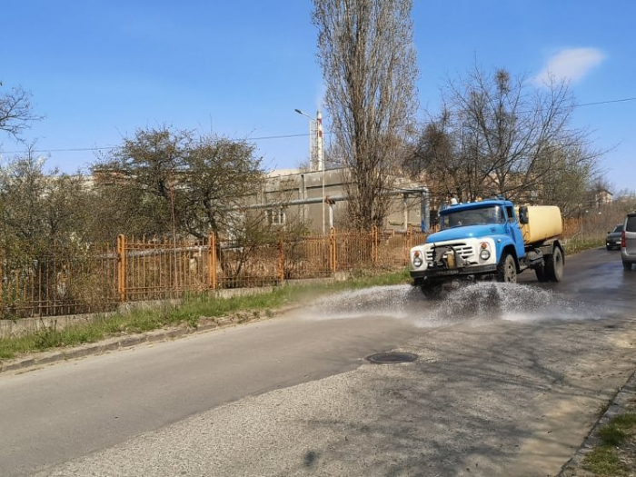 В Ужгороді продовжують дезінфікувати місця загального користування