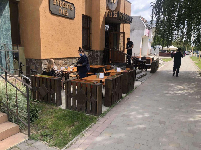 За встановлення нелегального літнього майданчика, на власника пабу в Ужгороді склали адмінпротоколи