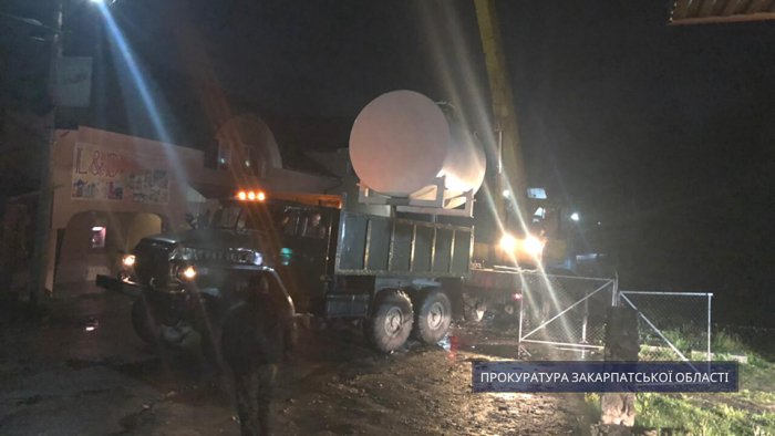 Правоохоронці демонтували АЗС, яка незаконно функціонувала на Рахівщині (ФОТО, ВІДЕО)