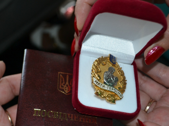 Президент присвоїв звання Мати-героїня 49-ти закарпаткам