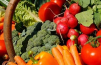 На закарпатських ринках вже продається рання городина: що і за скільки можна придбати? (ВІДЕО)